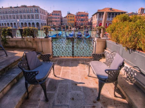 Grimaldi Apartments Hermitage Canal Grande view